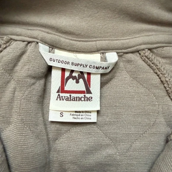 Quilted Half Zip Pullover | Cozy Lightweight Jacket - Picture 6 of 6